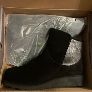 Size 10 womens Bearpaw “Megan 2 Wide”